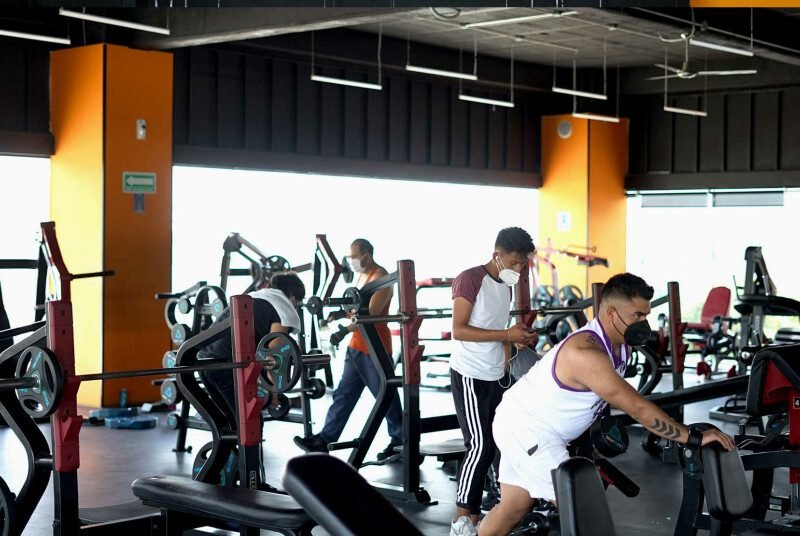 Vista atribuida por un directorio público a Empire Fitness La Ciénega (Plaza 2000); segunda vista no verificada como actual