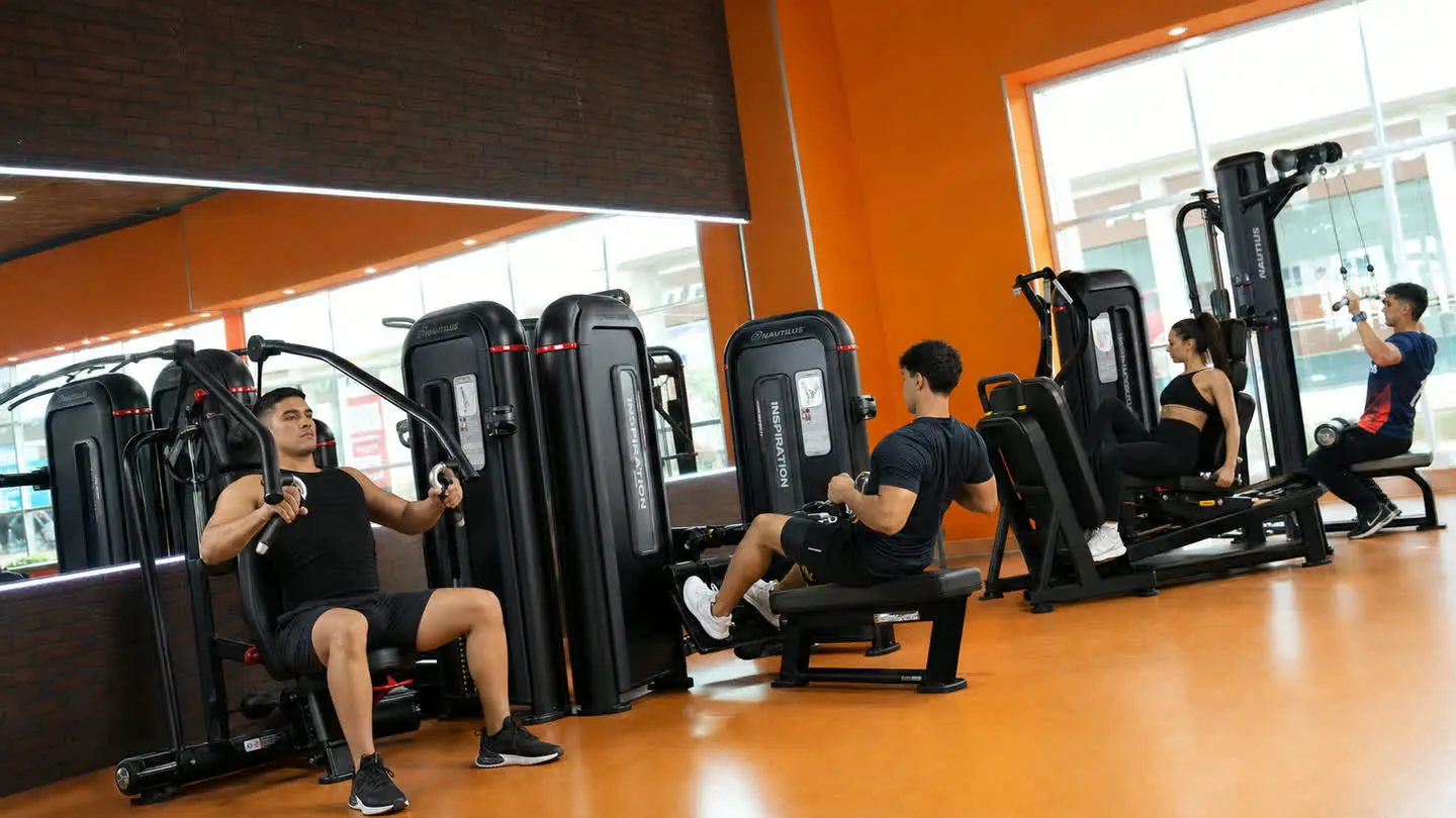 Visual de campaña Empire Fitness sobre experiencia de entrenamiento para Plaza Las Torres, con equipo de fuerza negro inspirado en referencias oficiales Nautilus