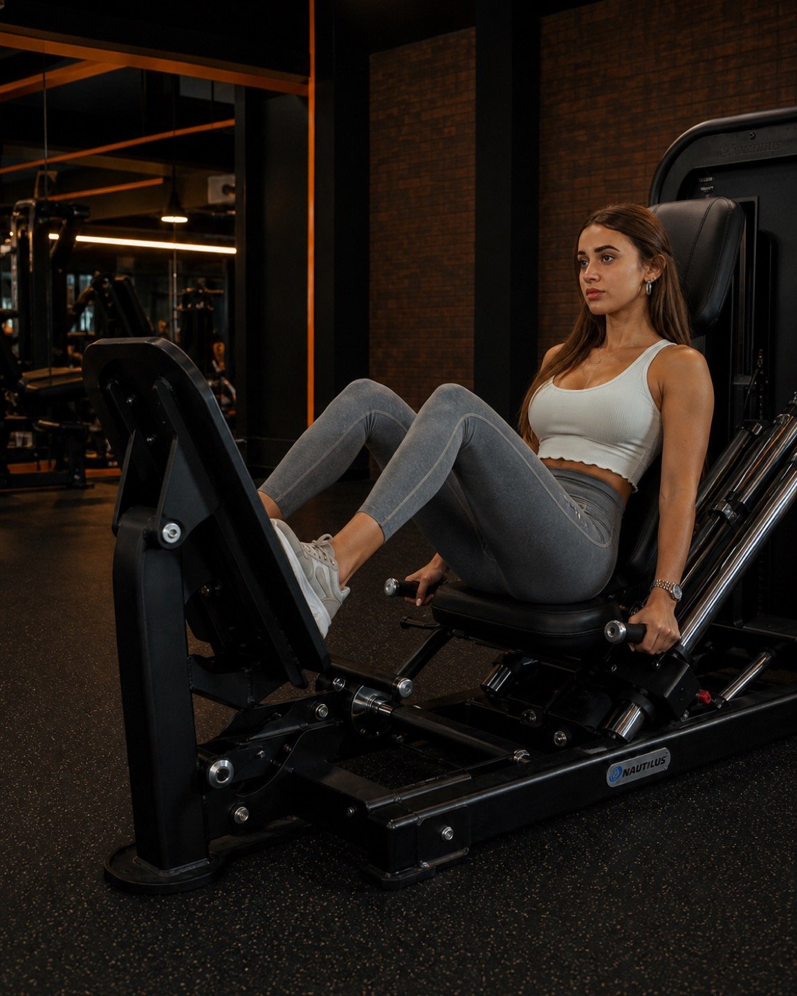 Prensa inclinada en un entorno visual Empire Fitness