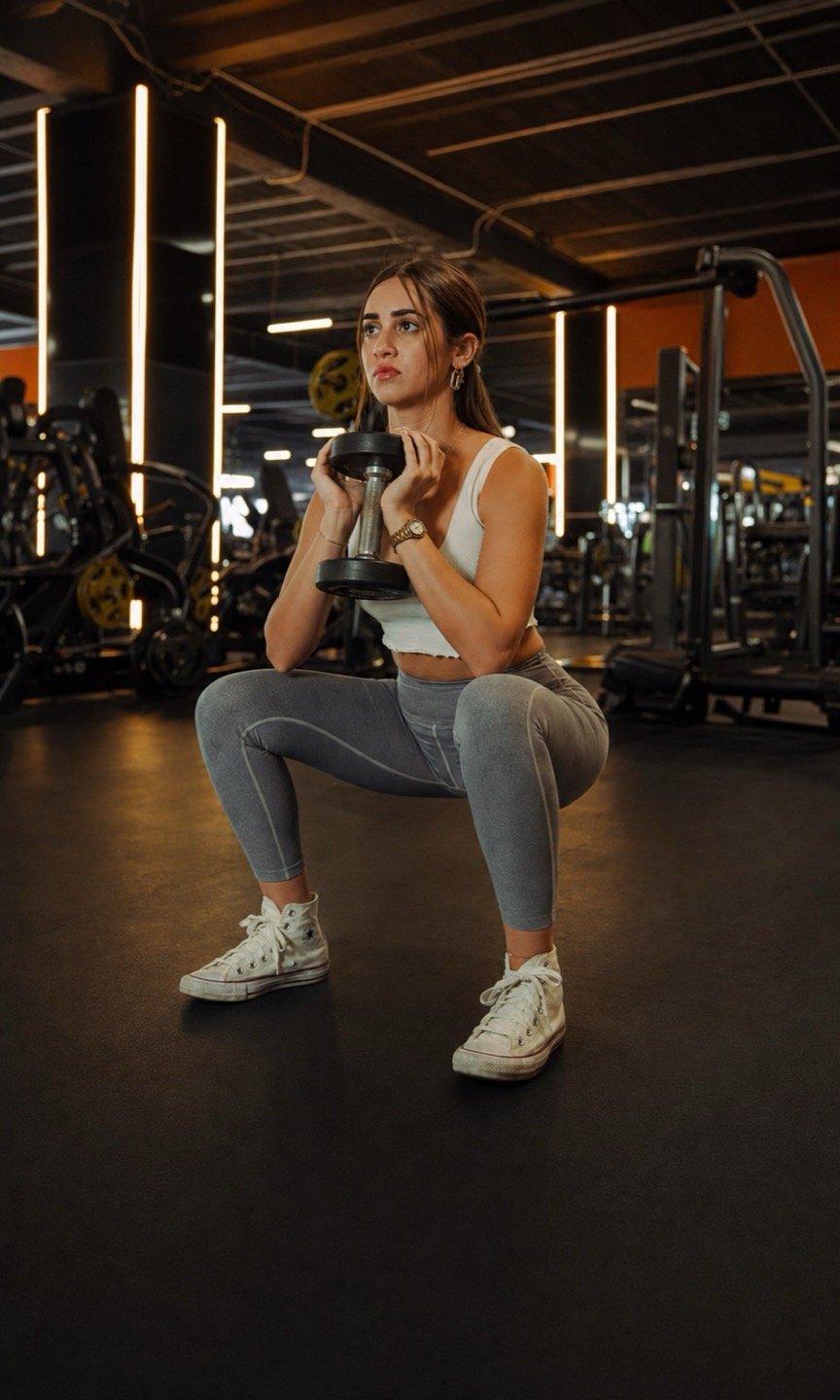 Sentadilla a banco en un entorno visual Empire Fitness