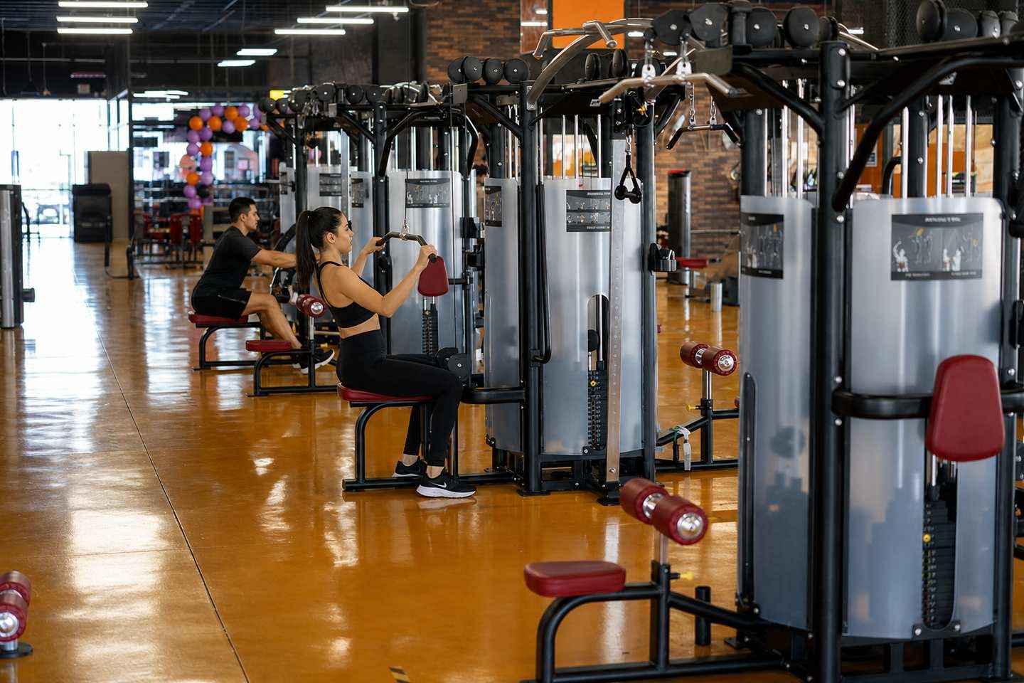 Composición publicitaria con personas entrenando, basada en una toma real atribuida a Empire Fitness Lomas e intervenida con IA
