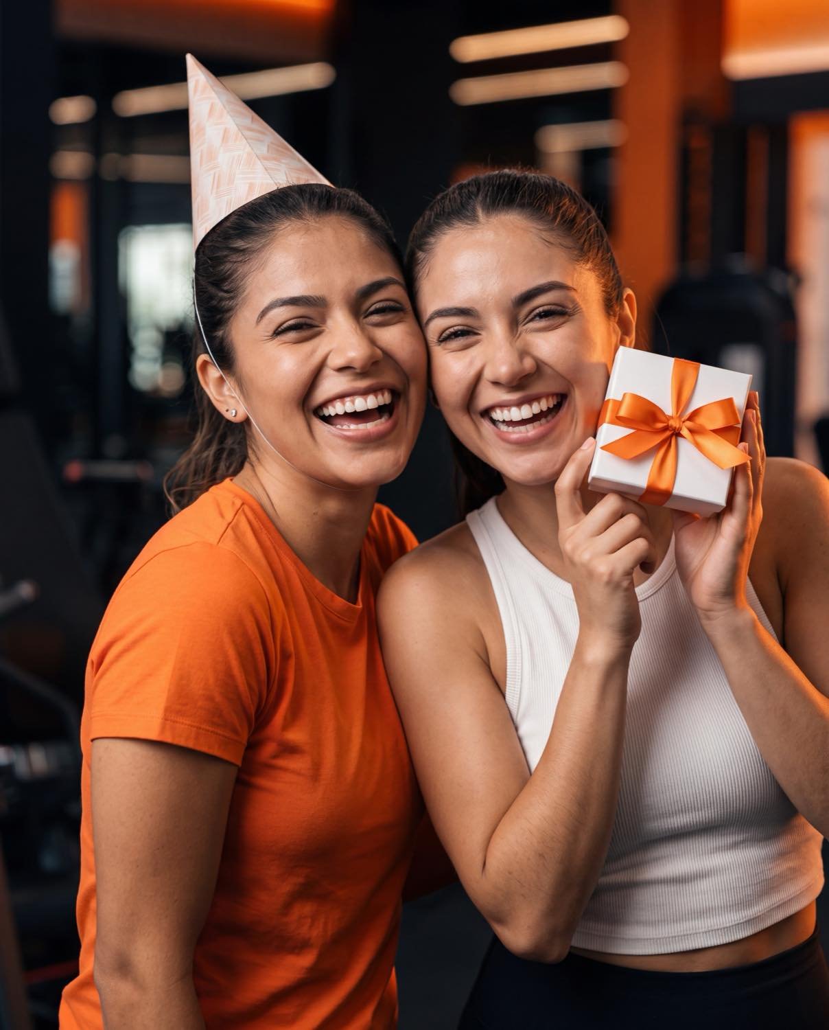 Escena editorial generada de dos amigas entrenando juntas para la campaña Zavaleta; no documenta personas ni una visita real